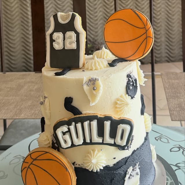 Pastel personalizado de basketball con galletas decoradas