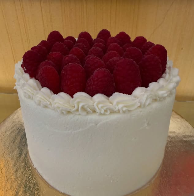 Pastel real de Valery con frambuesas frescas y detalles en betún de mantequilla